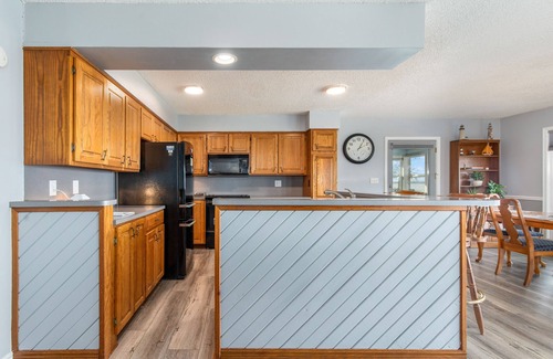 Grove House | Enjoy Sunsets at Lakefront 2 BR 2 BA Home