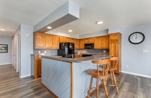 Grove House | Enjoy Sunsets at Lakefront 2 BR 2 BA Home