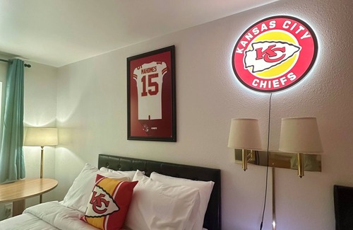 Eureka Springs Historic District Resort | Enjoy the Champion double-queen suite of the KC Room at GloryDayz!