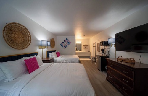 Eureka Springs Resort | Enjoy the charm of Queen Suite Number 2 at GloryDayz!