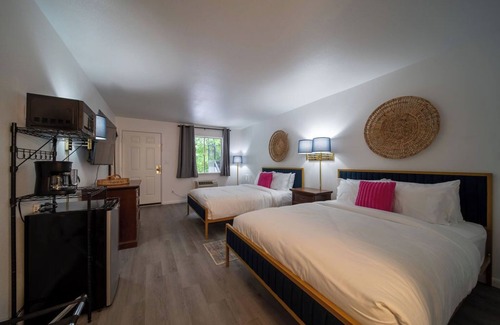 Eureka Springs Resort | Enjoy the charm of Queen Suite Number 2 at GloryDayz!