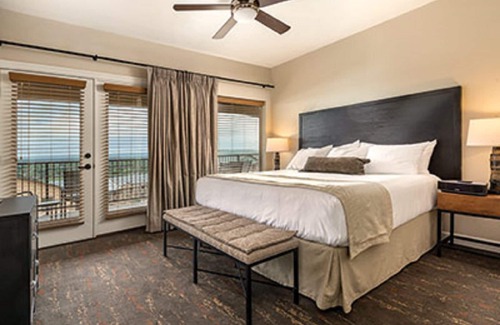 Marble Falls Resort | Enjoy the lake and nearby river!