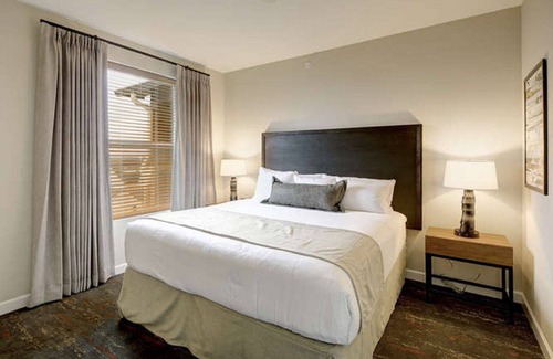 Marble Falls Resort | Enjoy the lake and nearby river!