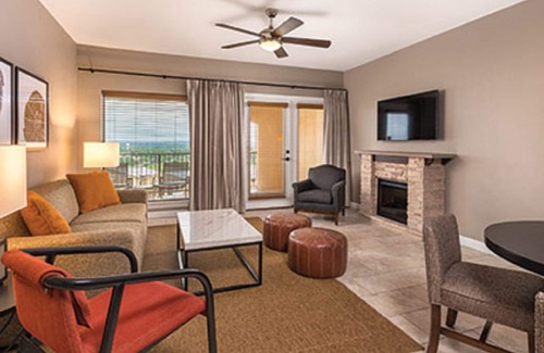 Marble Falls Resort | Enjoy the lake and nearby river!