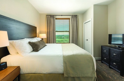 Marble Falls Resort | Enjoy the lake and nearby river!