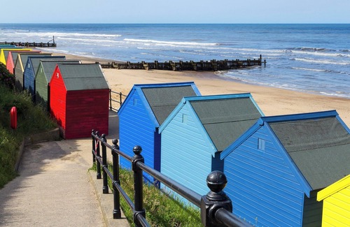 Cromer Cottage | Enjoy the private hot tub or a spot of golf at the nearby golf course.