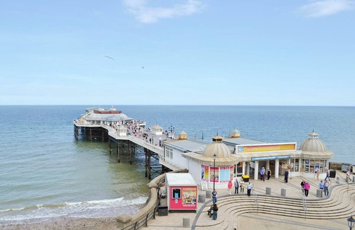 Cromer Cottage | Enjoy the private hot tub or a spot of golf at the nearby golf course.