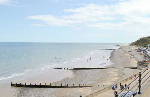 Cromer Cottage | Enjoy the private hot tub or a spot of golf at the nearby golf course.