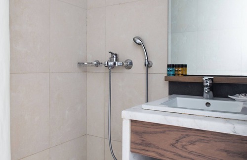 Spetses Apartment | Enjoy the sea view from the comfort of your bed! - Queen sized bed studio