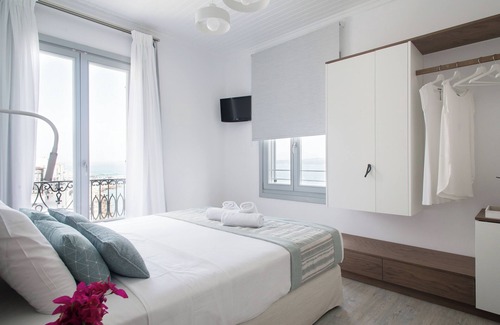 Spetses Apartment | Enjoy the sea view from the comfort of your bed! - Queen sized bed studio