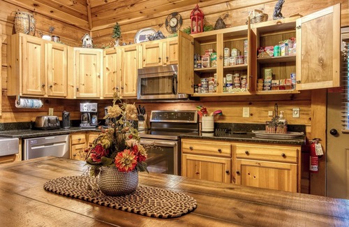 Gatlinburg Cabin | ENJOY "THE VIEW" 5 ⭐️STAR ELEGANT, PET FRIENDLY, 3 KING BEDS & GORGEOUS SCENERY