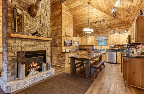 Gatlinburg Cabin | ENJOY "THE VIEW" 5 ⭐️STAR ELEGANT, PET FRIENDLY, 3 KING BEDS & GORGEOUS SCENERY
