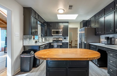 Marietta House | Enjoy This Roomy Cabin Style 5BR With A Pool Table