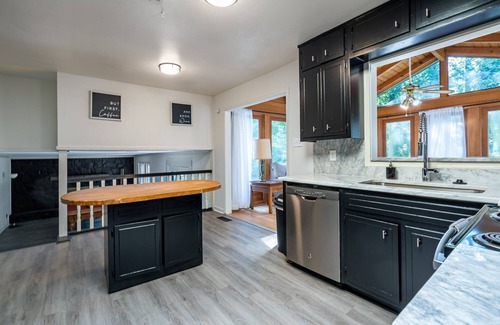 Marietta House | Enjoy This Roomy Cabin Style 5BR With A Pool Table