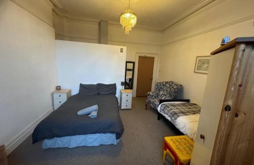 Sketty House | Ensuite Double Room, by Swansea University, Sketty, R2