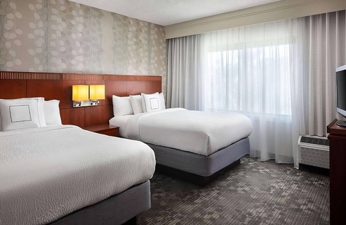 Laguna Hills Hotel | Ensuring a Very Comfortable & Memorable Stay! Near Heisler Park, Pet-Friendly