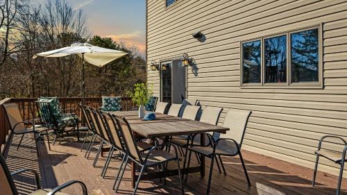 Albrightsville House | Entertainers Home w Deck Game Room Hot Tub Lake View Retreat by AvantStay