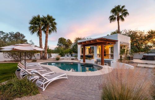 La Tierra Estates House | Entertainers Paradise ArcadeGolf SimuPickleballTheaterGymSwim-up Bar