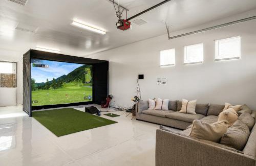 La Tierra Estates House | Entertainers Paradise ArcadeGolf SimuPickleballTheaterGymSwim-up Bar