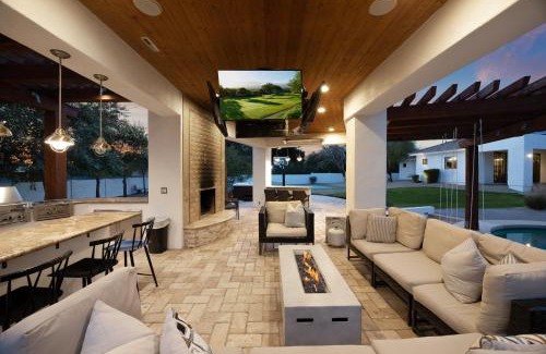 La Tierra Estates House | Entertainers Paradise ArcadeGolf SimuPickleballTheaterGymSwim-up Bar