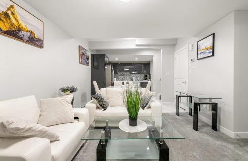 Beaumont House | Entire 1 bed and Den Near YEG International Airport