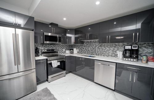 Beaumont House | Entire 1 bed and Den Near YEG International Airport