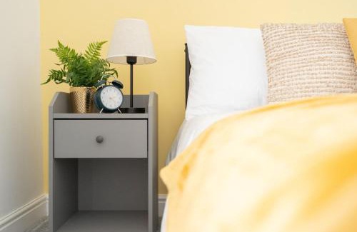 Birkenhead Apartment | Entire 2 Bedroom Apartment-Free Parking & Super fast Internet - Sleeps 6