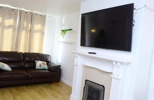 Leeds Apartment | Entire 2 Bedroom House in Leeds City Centre - Free Parking & Free WiFi