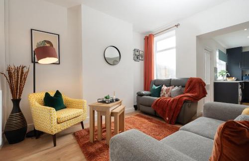 Liverpool Apartment | Entire 4 Bedroom house in Bootle Liverpool-Ideal for contractors, family and group-Free Parking & Free internet-Sleeps 7