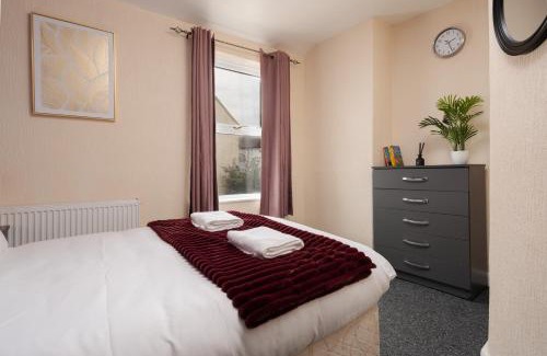 Birkenhead House | Entire 5 Bedroom home in Birkenhead-Free Parking, Group & Family-Friendly, Free Internet