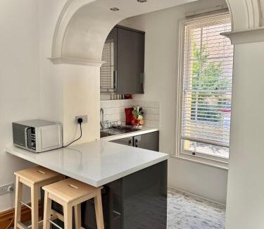Southville Apartment | Entire Apartment by City Centre & Harbourside