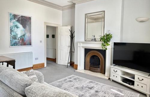 Southville Apartment | Entire Apartment by City Centre & Harbourside