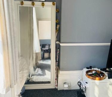 Reading Apartment | Entire apartment castle view - 10 mins from reading station town centre