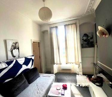 Reading Apartment | Entire apartment castle view - 10 mins from reading station town centre