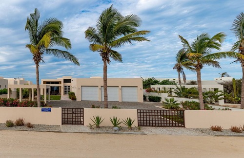La Ribera House | Entire Beachfront Villa with Private Swimming Pool / casatranquildad.com