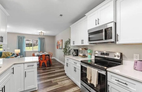 Taylors House | Entire Duplex 6 King Beds Near Greenville