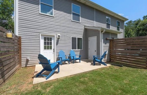 Taylors House | Entire Duplex 6 King Beds Near Greenville