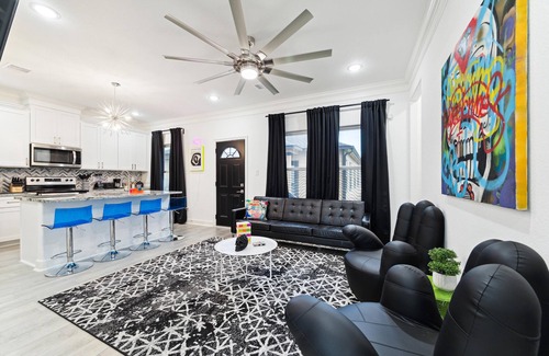 Northside House | Entire Duplex with 6-beds, AC, WiFi and a View of Downtown Houston!