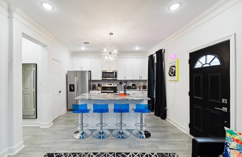 Northside House | Entire Duplex with 6-beds, AC, WiFi and a View of Downtown Houston!