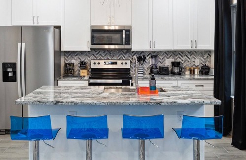 Northside House | Entire Duplex with 6-beds, AC, WiFi and a View of Downtown Houston!