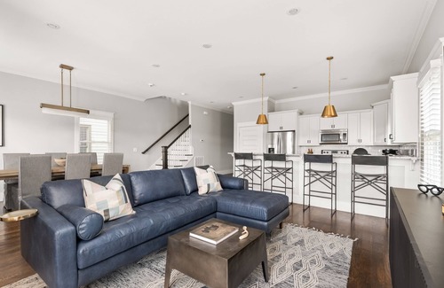 The Nations House | Entire Home: 2 living rooms: 10 minutes downtown: 2 blocks to 14TENN