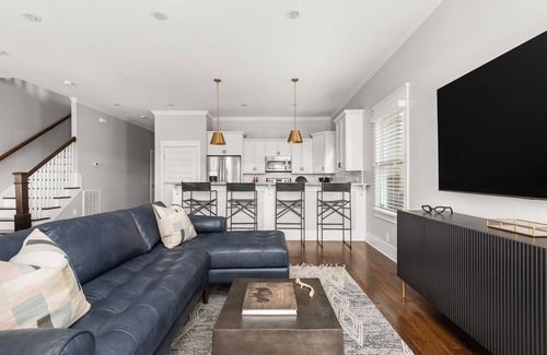 The Nations House | Entire Home: 2 living rooms: 10 minutes downtown: 2 blocks to 14TENN