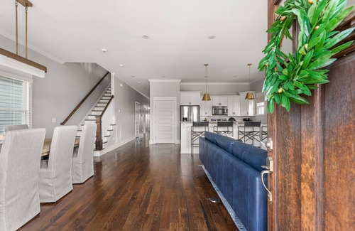 The Nations House | Entire Home: 2 living rooms: 10 minutes downtown: 2 blocks to 14TENN