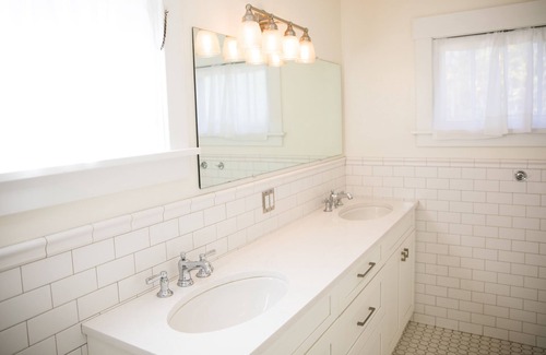 University District House | Entire House, Close to downtown & University, Fast WiFi, Free Parking