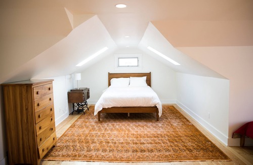 University District House | Entire House, Close to downtown & University, Fast WiFi, Free Parking