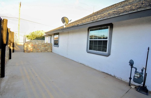 Biggs Field House | Entire house Near Montwood Zaragoza