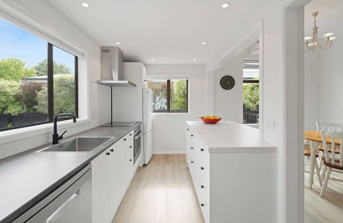 Christchurch Cottage | Entire House with Deck and Garden Overlooking Park