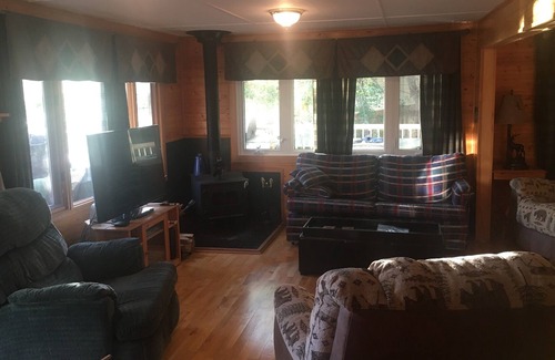 Torrington House | Entire Lakefront Family Cottage on Pine Lake