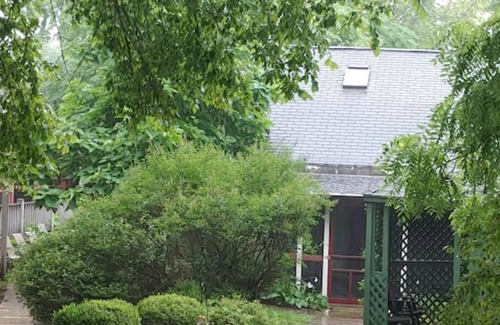 Utica Bed & Breakfast | entire landers house, 4 bed,3.5 bath, sleep 8, no pet