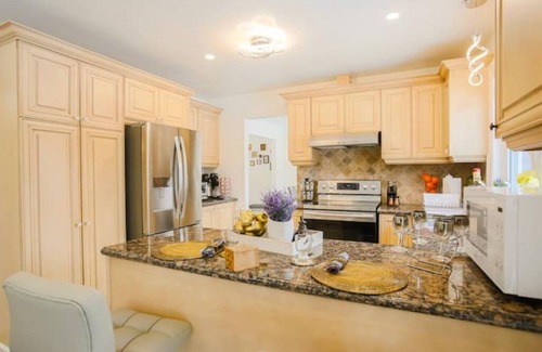 Richmond Hill Apartment | Entire Luxurious Retreat at Villa 6 Bedroom,4 Bath
